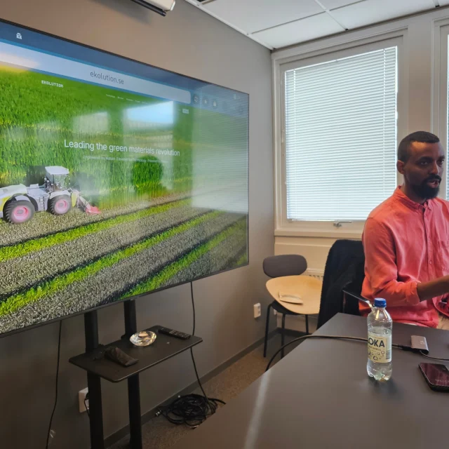 SBR Malmö avd. gjorde studiebesök hos Ekolution AB i Staffanstorp som processar Hampa.
Hampan odlas i Skåne hos lantbrukare. Plantan skördas precis innan blomning och har då en längd på ca. 2,5–3,5 m.

100 % av plantan används, bl.a. från strössel till hästar till textil, möbler, isolering.
Vi tackar Naib Woldemariam för en väl berättande om processen.
#mpplatkonsult 
#sbr